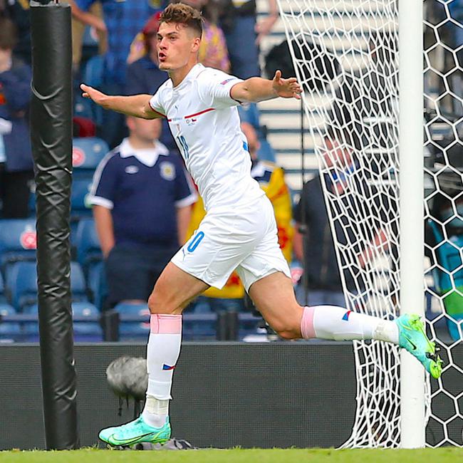  罗马定位球战术显威，头球破门锁定胜局  