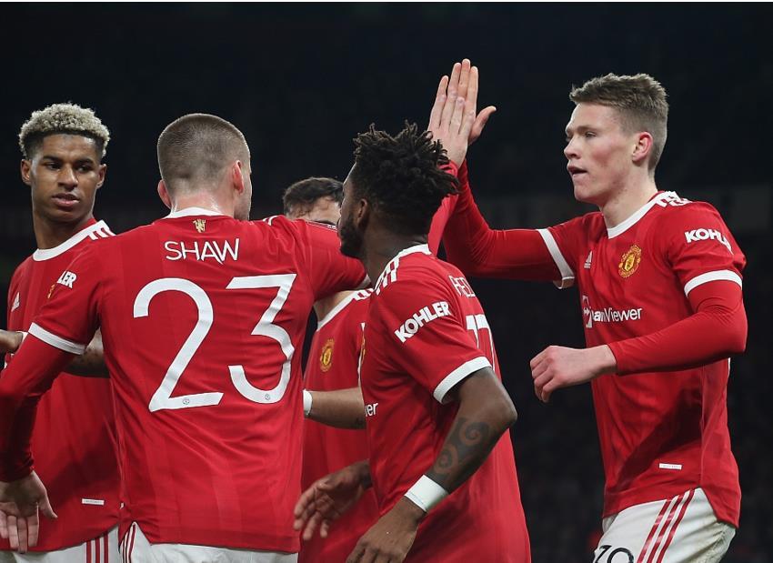  安东尼奥头球摆渡，铁锤帮客场逼平曼联